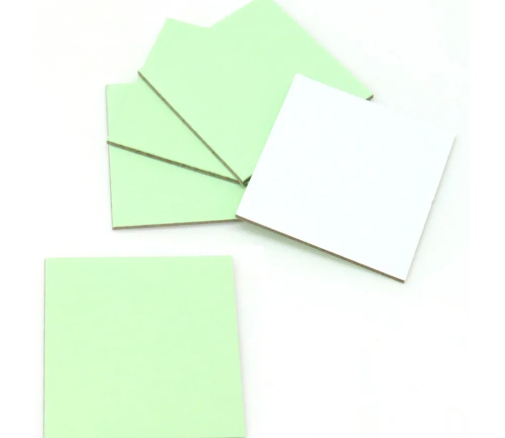 Tout Pour le Jeu 24 carrés 4 x 4 cm carton rigide vert/blanc vierge tuiles à personnaliser