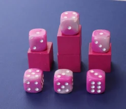Tout Pour le Jeu 50 Dés roses perlés nacrés 16 mm avec points 1 à 6