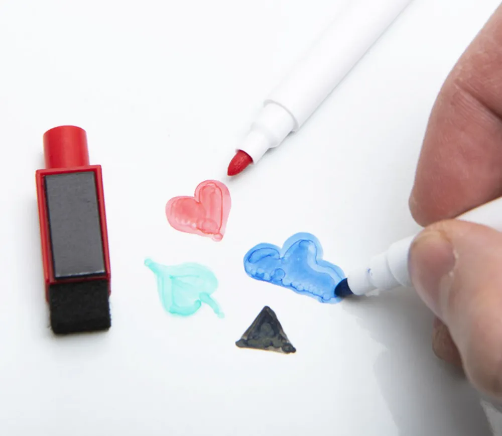 Tout Pour le Jeu 4 Feutres effaçables avec brossette pour ardoise ou tableau blanc