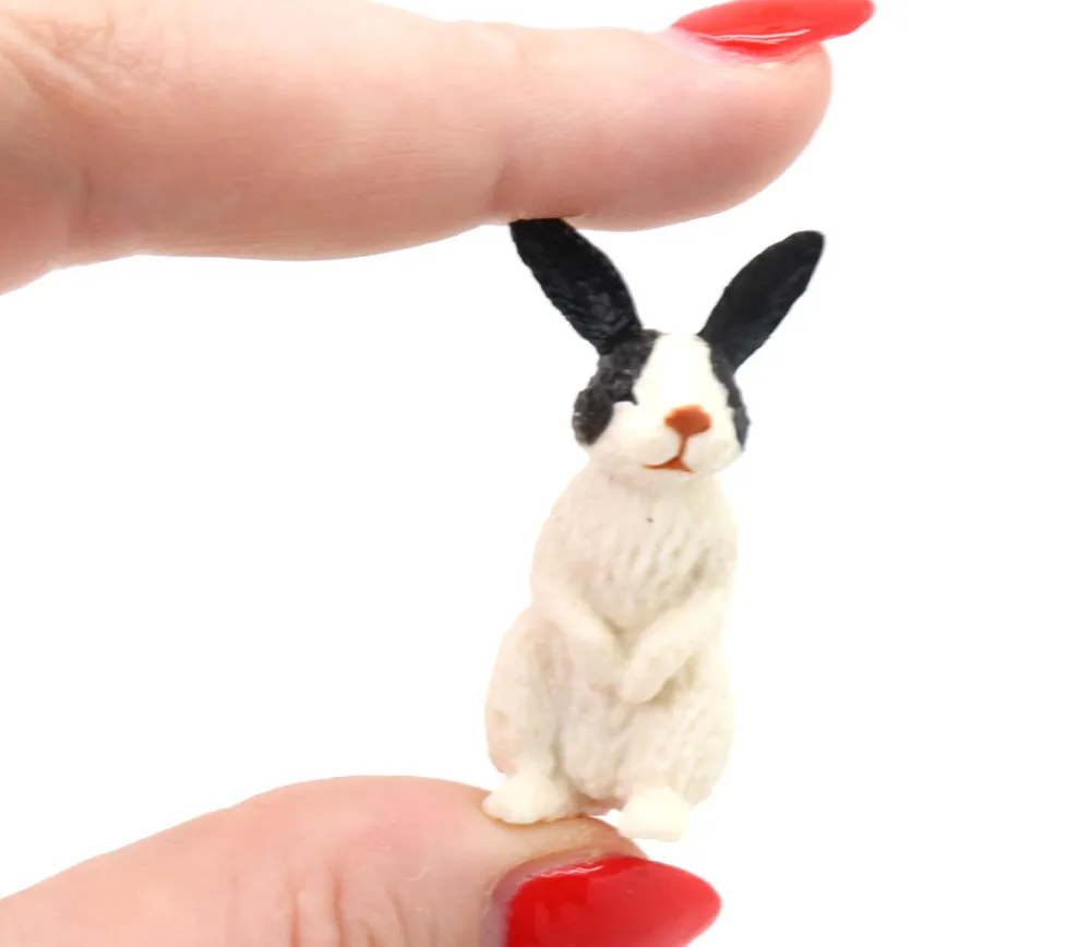 Tout Pour le Jeu 12 figurines Ferme : lapins, porcelets et fermière dans un tube de rangement