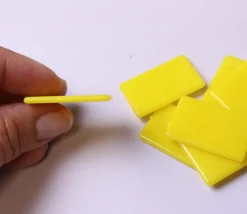 Tout Pour le Jeu 500 Jetons petits rectangles épais 3.2 x 2 cm en plastique jaune