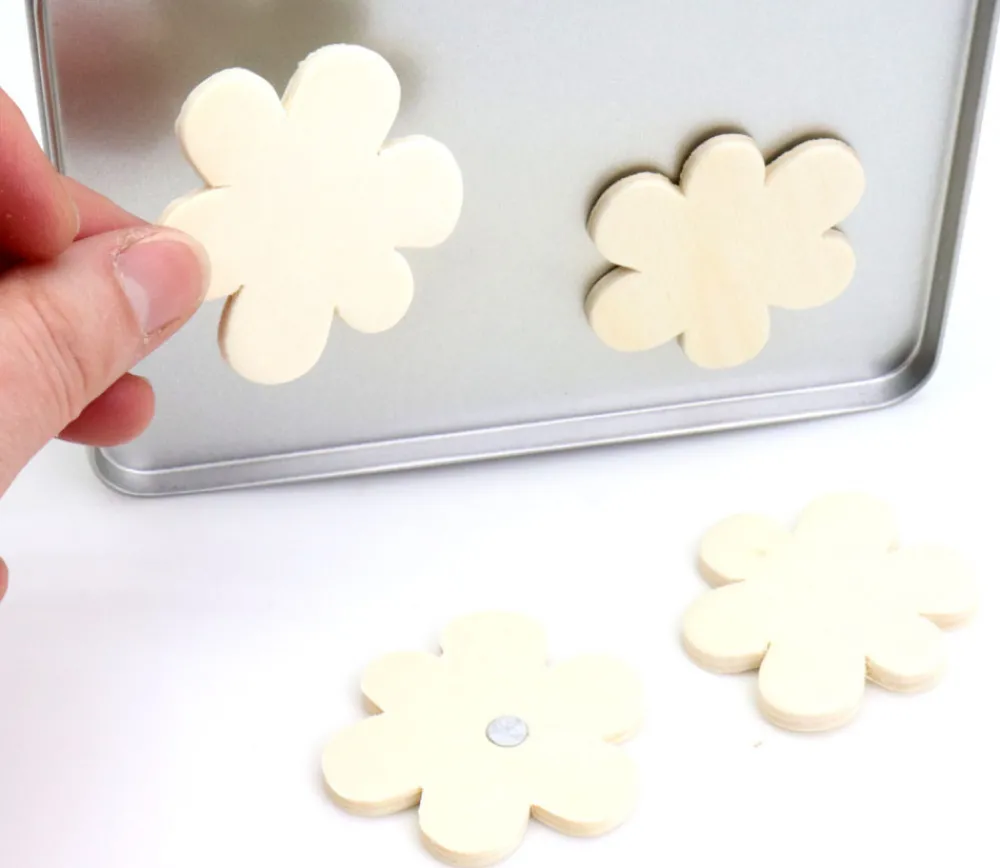 Tout Pour le Jeu 4 magnets fleur en bois à décorer 5 cm