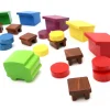 Enfant Tout Pour le Jeu 72 pièces en bois le petit marché : camions, étals, bâtiments et jetons