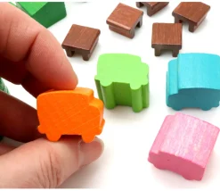 Enfant Tout Pour le Jeu 72 pièces en bois le petit marché : camions, étals, bâtiments et jetons