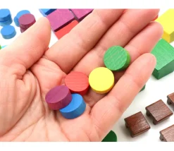 Enfant Tout Pour le Jeu 72 pièces en bois le petit marché : camions, étals, bâtiments et jetons
