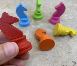 Tout Pour le Jeu 6 Pions chevaux en bois 5 cm multicolores