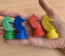 Tout Pour le Jeu 4 pions petits chevaux en bois pour jeu Dada