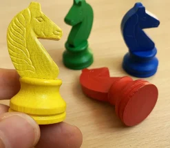 Tout Pour le Jeu 4 pions petits chevaux en bois pour jeu Dada