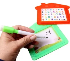 Tout Pour le Jeu Ardoise effaçable blanche forme maison + feutre éponge 11 x 13.5 cm