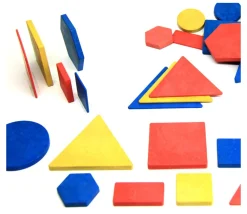 Tout Pour le Jeu Blocs logiques : 60 formes géométriques bois recyclé. 4 attributs. 5 formes.