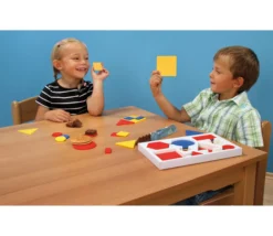 Tout Pour le Jeu Boite 60 formes géométriques à plat épaisseur, taille et couleur. 4 attributs