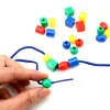 Tout Pour le Jeu Boite 650 perles colorées avec 6 cordons - 1.3 cm