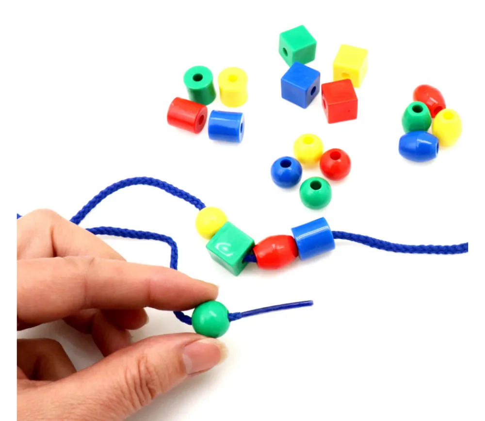 Tout Pour le Jeu Boite 650 perles colorées avec 6 cordons - 1.3 cm