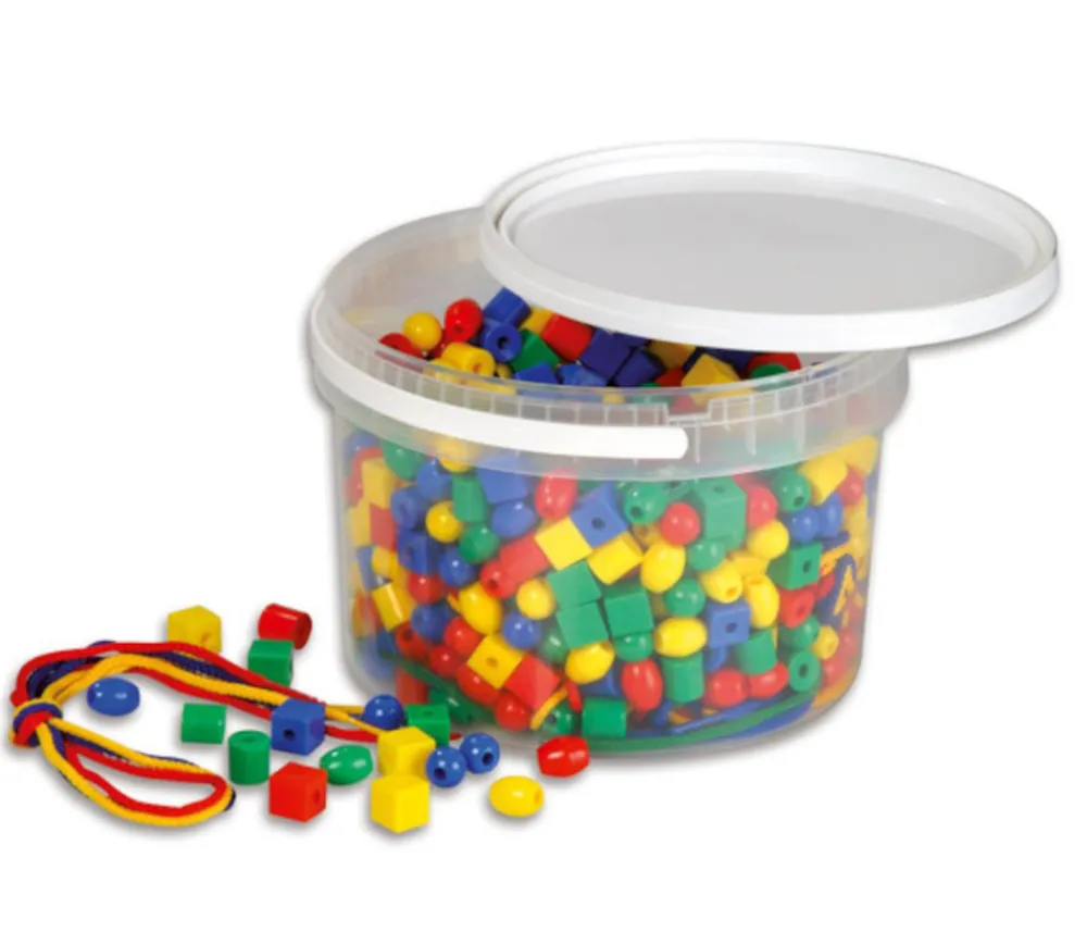 Tout Pour le Jeu Boite 650 perles colorées avec 6 cordons - 1.3 cm