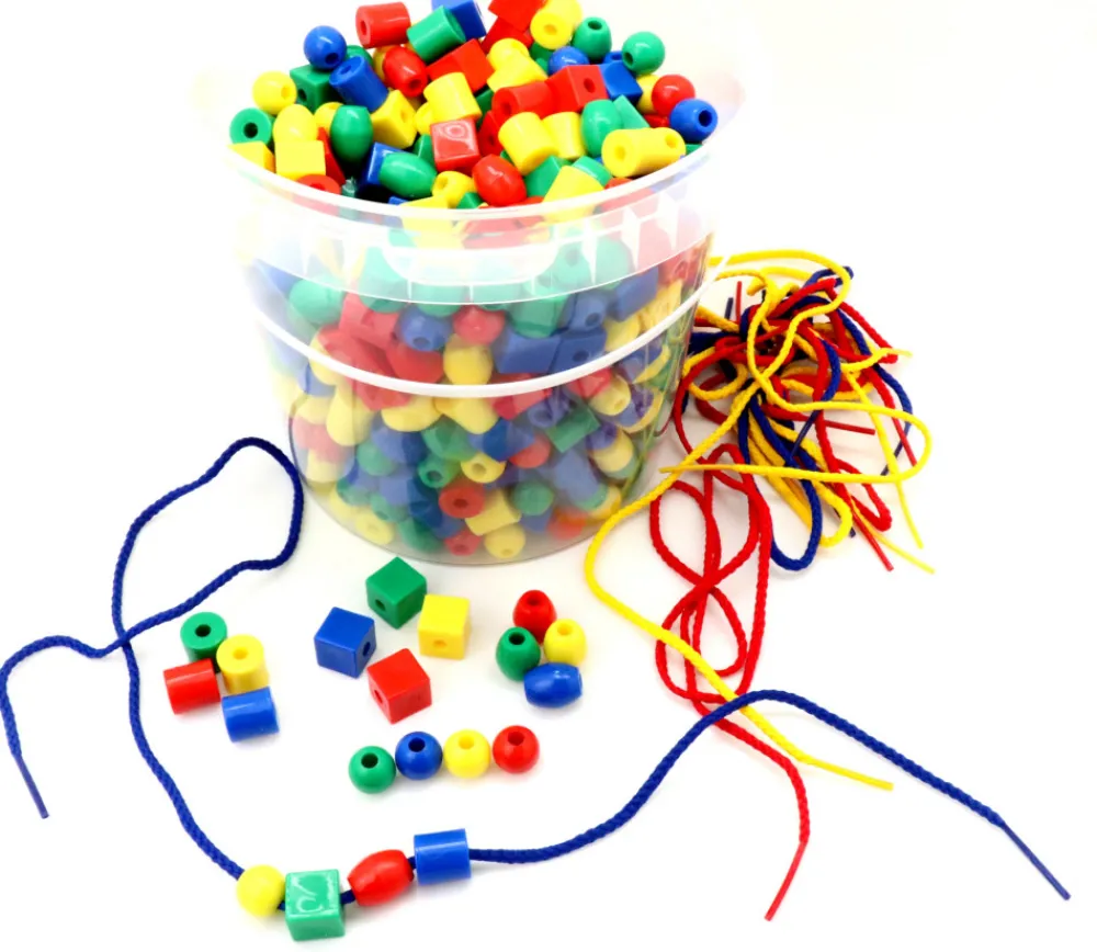 Tout Pour le Jeu Boite 650 perles colorées avec 6 cordons - 1.3 cm