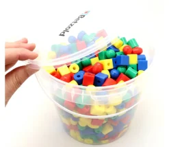 Tout Pour le Jeu Boite 650 perles colorées avec 6 cordons - 1.3 cm