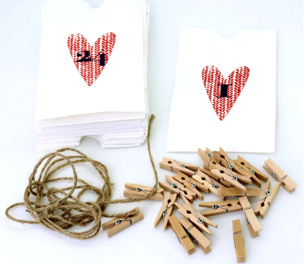 Tout Pour le Jeu Calendrier Avent : Guirlande de 24 sachets papier avec pince