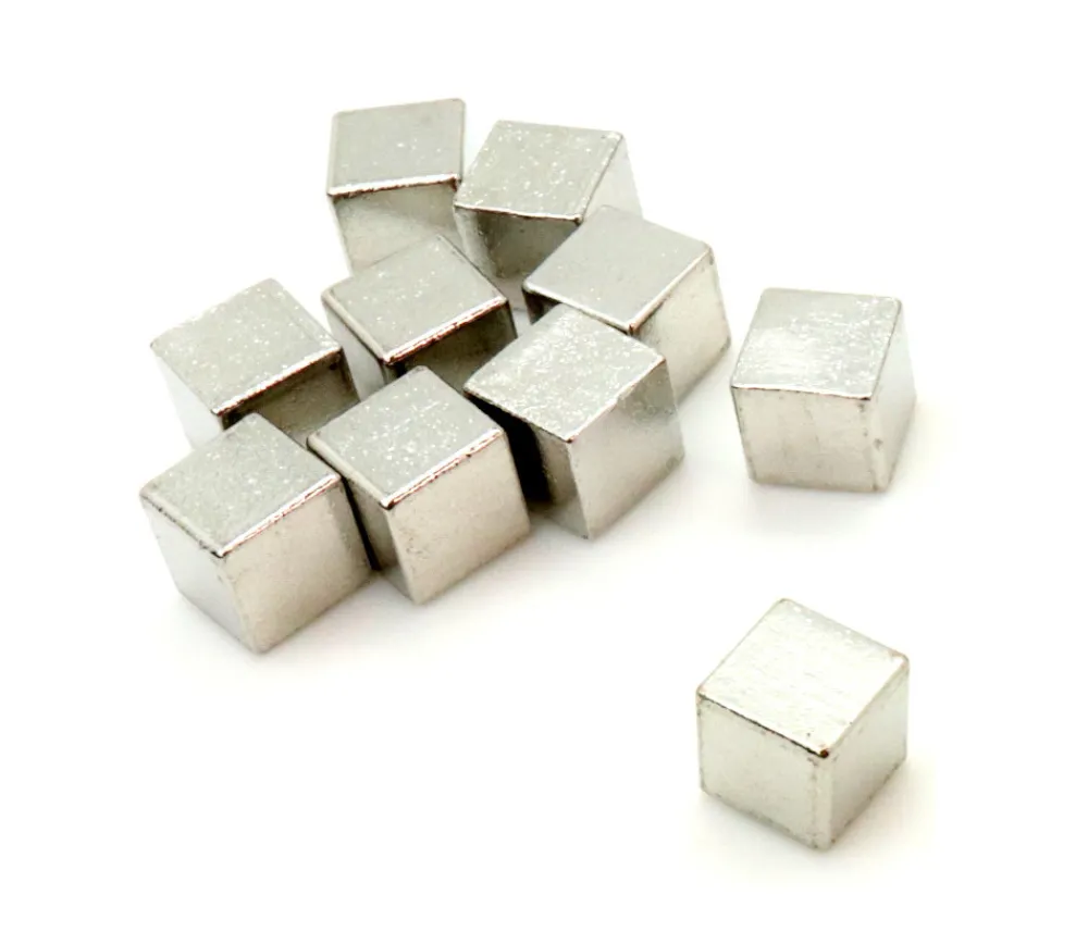 Tout Pour le Jeu Cube métal argent 8 mm. 8 x 8 x 8 mm à l'unité