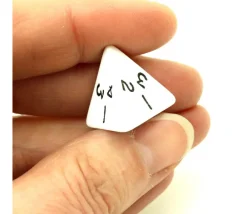 Tout Pour le Jeu Dé 4 faces pyramide 1 à 4 opaque à l'unité (couleur mise au hasard)