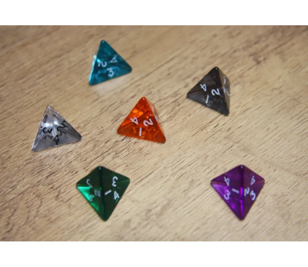 Tout Pour le Jeu Dé 4 faces pyramide 1 à 4 translucide à l'unité (couleur mise au hasard)