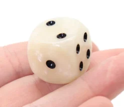 Tout Pour le Jeu dé marbré 2 cm (couleur mise au hasard)