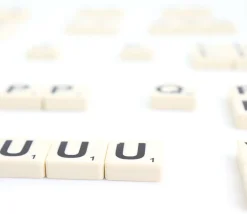 Tout Pour le Jeu Lot 100 jetons lettres 19X19 mm avec points chiffres pour former des mots