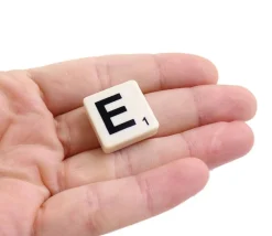 Tout Pour le Jeu Lot 100 jetons lettres 19X19 mm avec points chiffres pour former des mots