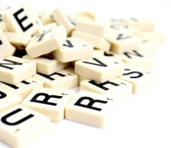 Tout Pour le Jeu Lot 100 jetons lettres 19X19 mm avec points chiffres pour former des mots