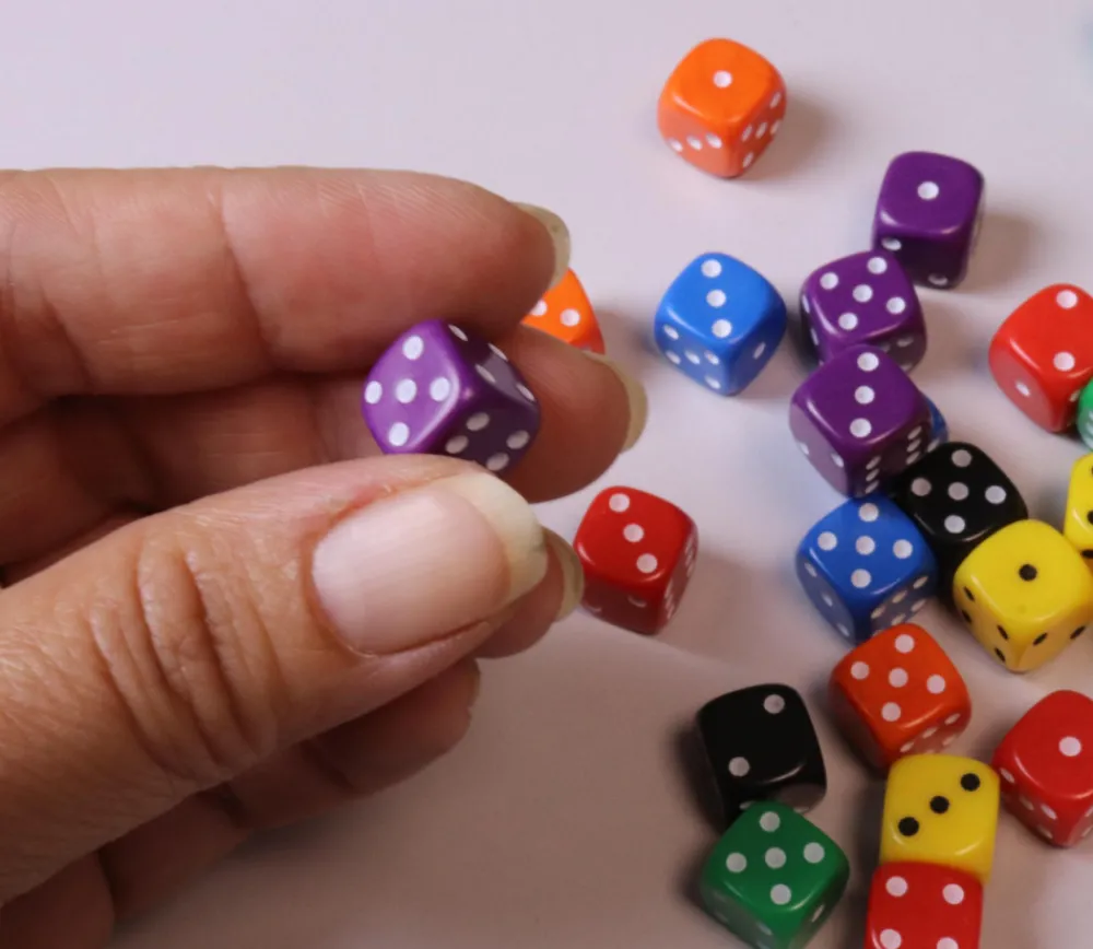 Tout Pour le Jeu Mini Dé à jouer coloré 1 cm points de 1 à 6 couleur au hasard