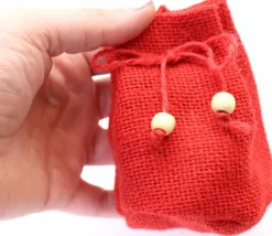 Tout Pour le Jeu Mini sac jute rouge 7.5 x 10 cm avec cordon