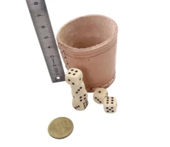 Tout Pour le Jeu Petit Gobelet en cuir naturel avec 5 dés
