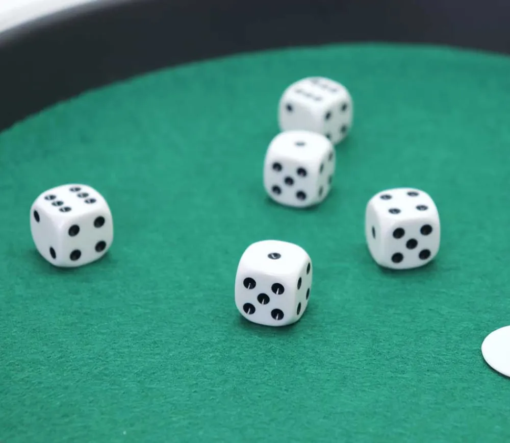 Tout Pour le Jeu Piste dés 421 de 33 cm - 5 dés + jetons