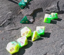 Tout Pour le Jeu Set 7 dés multi-faces nacrés verts et jaunes