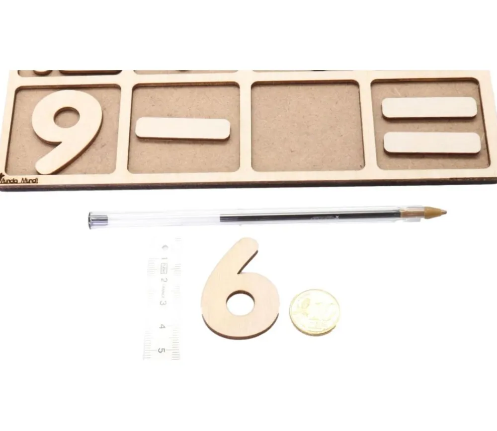 Tout Pour le Jeu Tableau de calcul avec chiffres et signes en bois